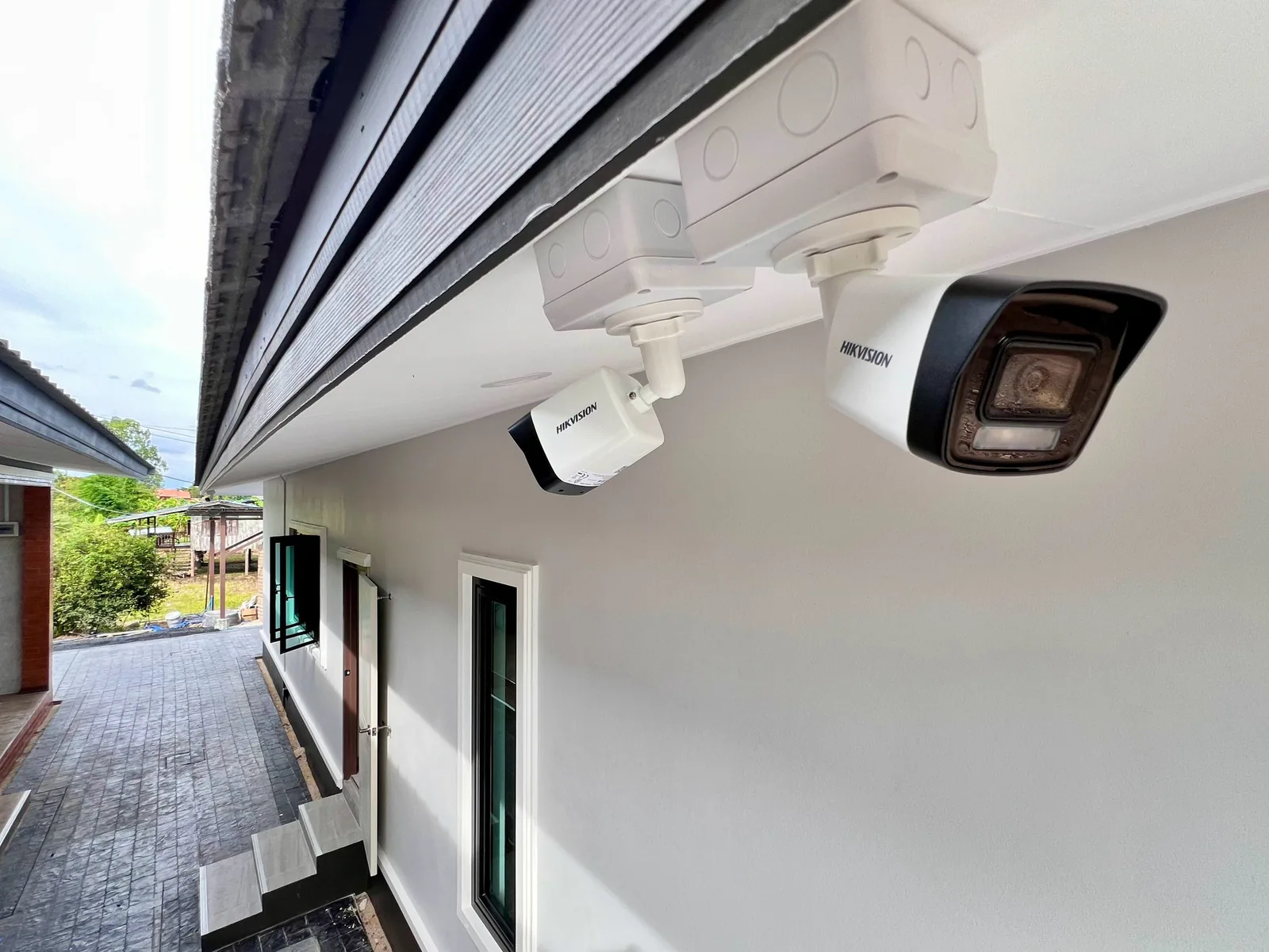 กล้อง Hikvision สองมุมติดตั้งใต้ชายคาบ้าน