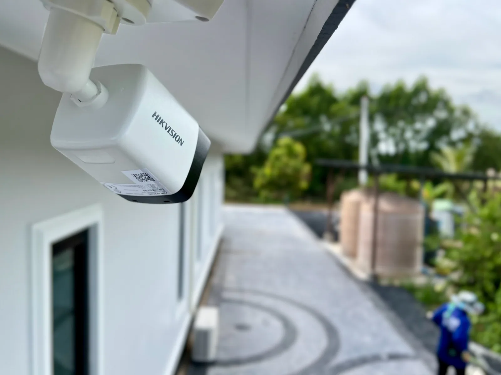 กล้อง Hikvision ติดตั้งใต้ชายคาครอบคลุมแนวทางเข้าบ้าน