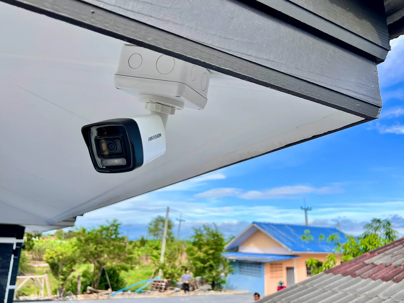 กล้อง Hikvision หลังติดตั้งและปรับองศาเรียบร้อย