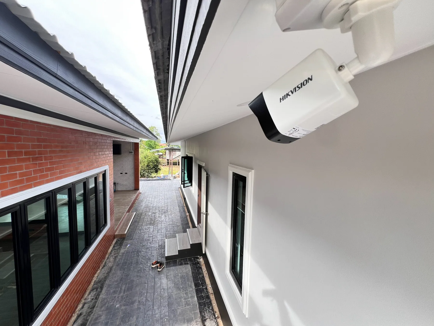กล้อง Hikvision ติดตั้งใต้ชายคาบ้านพักอาศัยในจังหวัดปราจีนบุรี